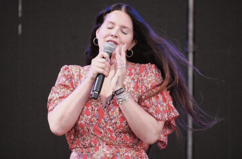 Lana Del Rey looks beautiful at Highwater Festival in South Carolina ❤️