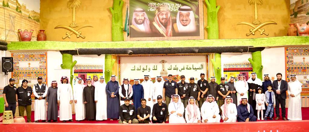 acmtksa's tweet photo. أمسية ثرية  نفذتها @atga070 وتحدث أستاذ التاريخ والآثار والسياحة د. سعيد الشهراني عضو رابطة المرشدين السياحيين بعسير  عن مكانة خميس 
مشيط وتاريخها وأهمية قلاعها وموروثها والمراكز التابعة لها وهي ممر القوافل التجارية ومقوماتها السياحية التي تضم الأودية والمزارع والصحاري والجبال. https://t.co/sniz3ntndy