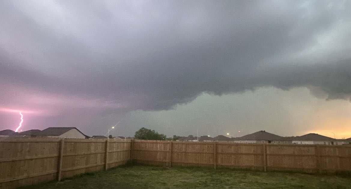 Beautiful picture of the storms rolling onto Scott from <a href="/KATVCaylaC/">Cayla Christian</a>