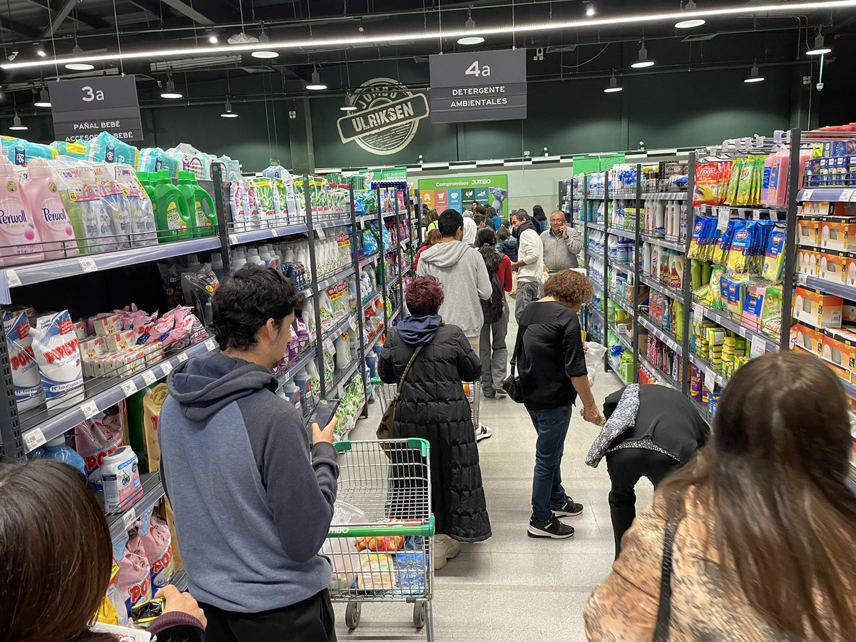 UlisesNovoa's tweet photo. Interminables filas en las cajas de Jumbo Ulriksen. Solo 3 cajas funcionando y cerraron una.
Habrá alguien que pueda solucionar este recurrente problema. https://t.co/nYbCA8rz59