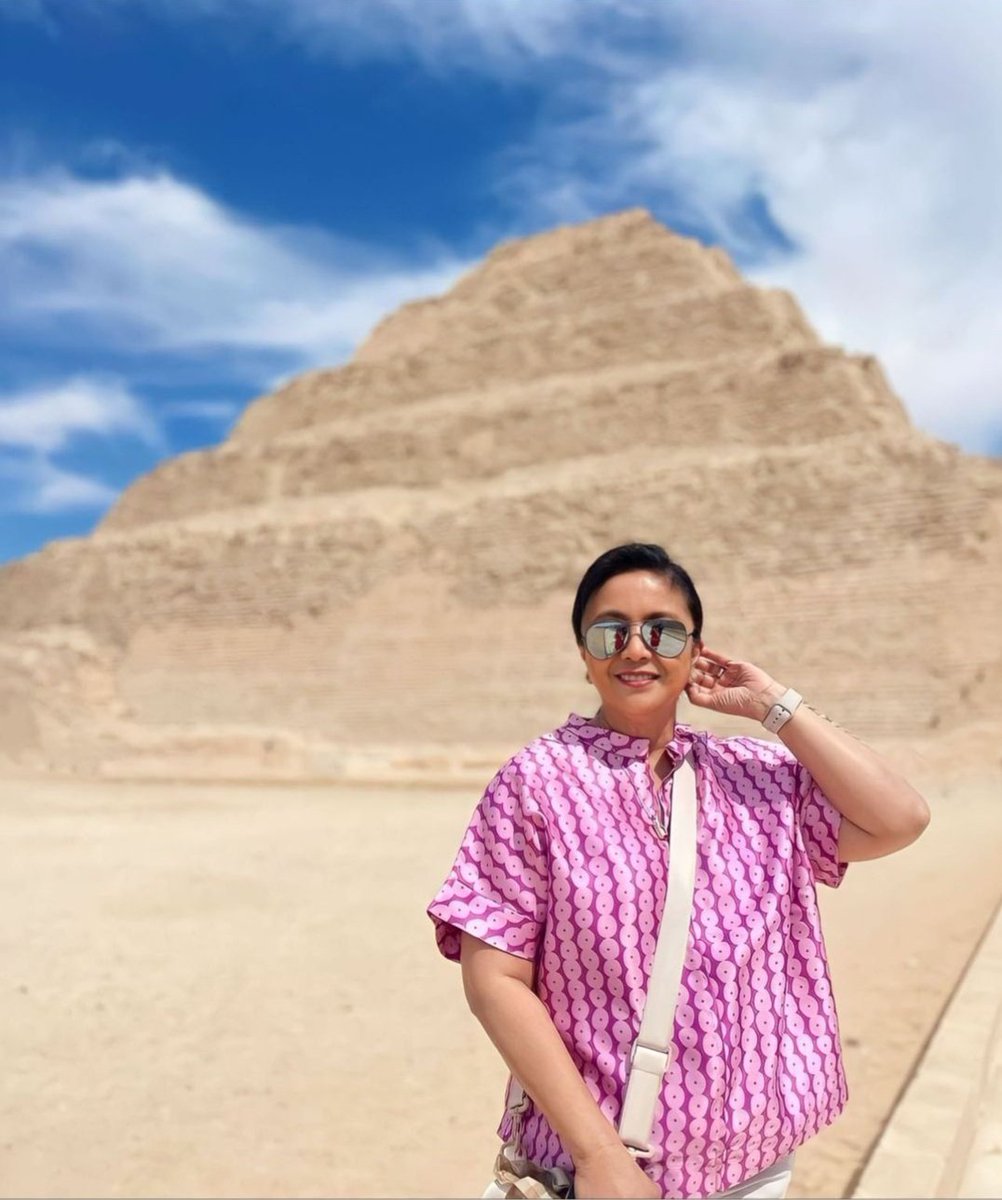 arcelo_ian's tweet photo. LENI ROBREDO AT THE LAND OF THE TWO BANKS 🏜️🕋🕌💗🇪🇬

GIZA, ARAB REPUBLIC OF EGYPT; FINAL WEEK BEFORE HER 58TH BIRTHDAY ON SUNDAY: Former Vice President @lenirobredo explores her discoveries at the Pyramids of Giza which was named as the 1979 UNESCO World Heritage Site.🇵🇭😘🫰🌷 https://t.co/b8tSmHFecB