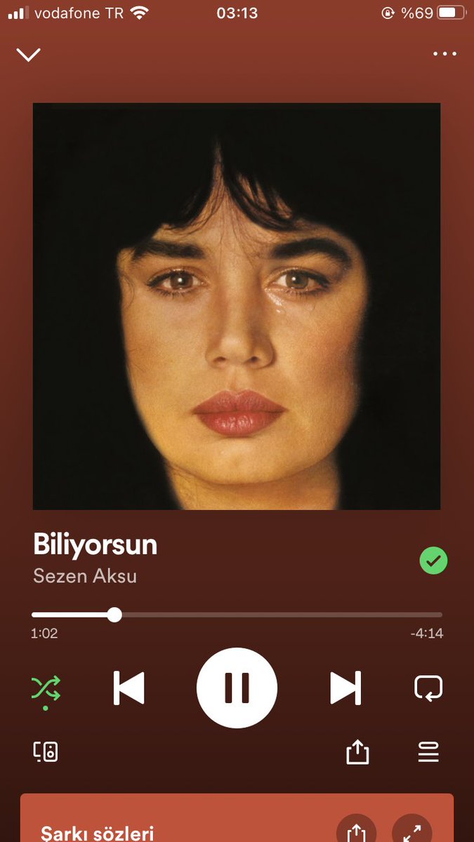 bir anda                                 bir anda
yüzüm gülebilir                   gözüm     dolabilir