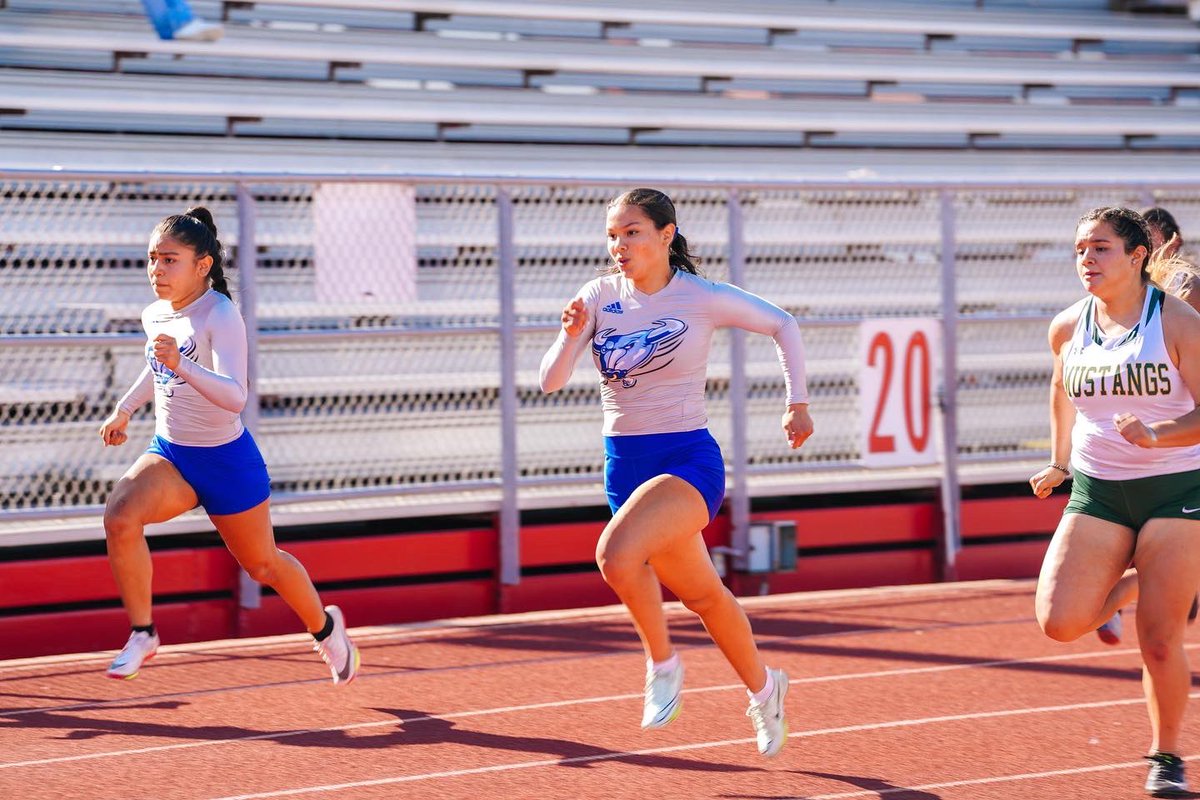 Fast_Fearless's tweet photo. Our 100m girls SHOWED OUT at district. We took 3 out of the 4 top spots and advanced all 3 of our athletes to the area track meet.

DISTRICT CHAMPION 🥇- Senior @Emily24Loredo 

2nd place 🥈- Sophomore @sammyms312 

4th place 🎟️ - Freshman Nelly Macias https://t.co/T2DbVkTfqR