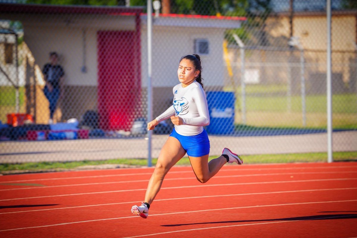 Fast_Fearless's tweet photo. Our 100m girls SHOWED OUT at district. We took 3 out of the 4 top spots and advanced all 3 of our athletes to the area track meet.

DISTRICT CHAMPION 🥇- Senior @Emily24Loredo 

2nd place 🥈- Sophomore @sammyms312 

4th place 🎟️ - Freshman Nelly Macias https://t.co/T2DbVkTfqR