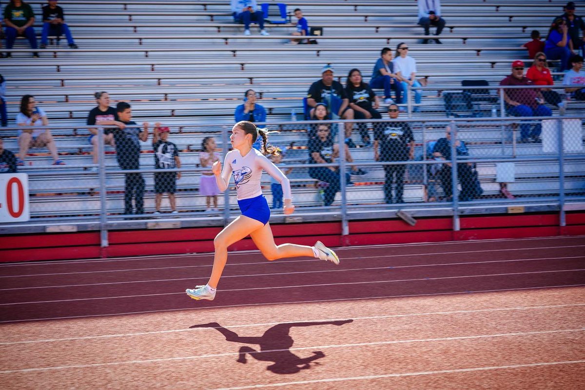 Fast_Fearless's tweet photo. Our 100m girls SHOWED OUT at district. We took 3 out of the 4 top spots and advanced all 3 of our athletes to the area track meet.

DISTRICT CHAMPION 🥇- Senior @Emily24Loredo 

2nd place 🥈- Sophomore @sammyms312 

4th place 🎟️ - Freshman Nelly Macias https://t.co/T2DbVkTfqR