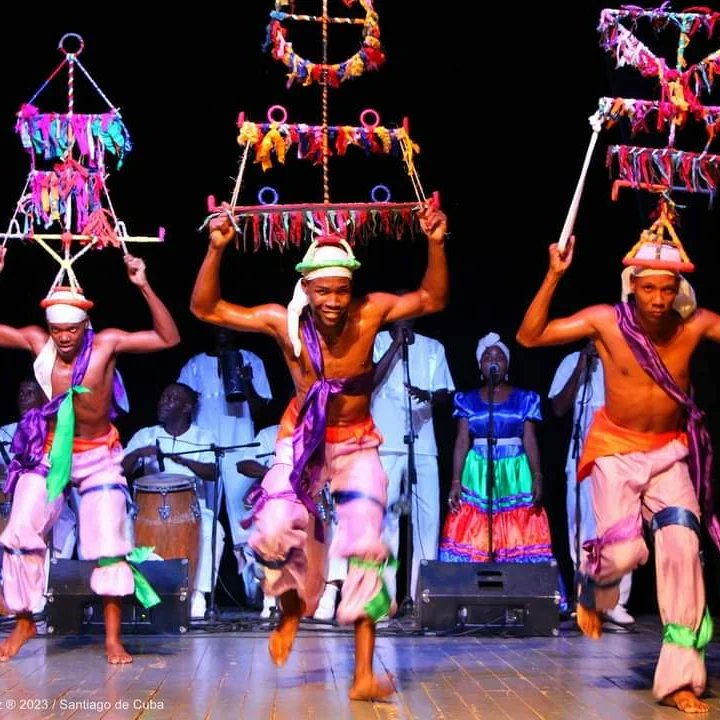 StgoEscena's tweet photo. 🔉Estreno mundial de: 🪘💃🏼 El Poder de mi Vodú .
🇨🇺Derroche de talento de la Compañía Folklórica Kokoyé en el Teatro Martí.
👉🏻 Bajo la dirección artística de Yoilán Maceo Cabrera.

🇨🇺💃🏼🪘👏🏻🕺🏽Porque somos #culturasantiaguera https://t.co/L1CNtmzbBs