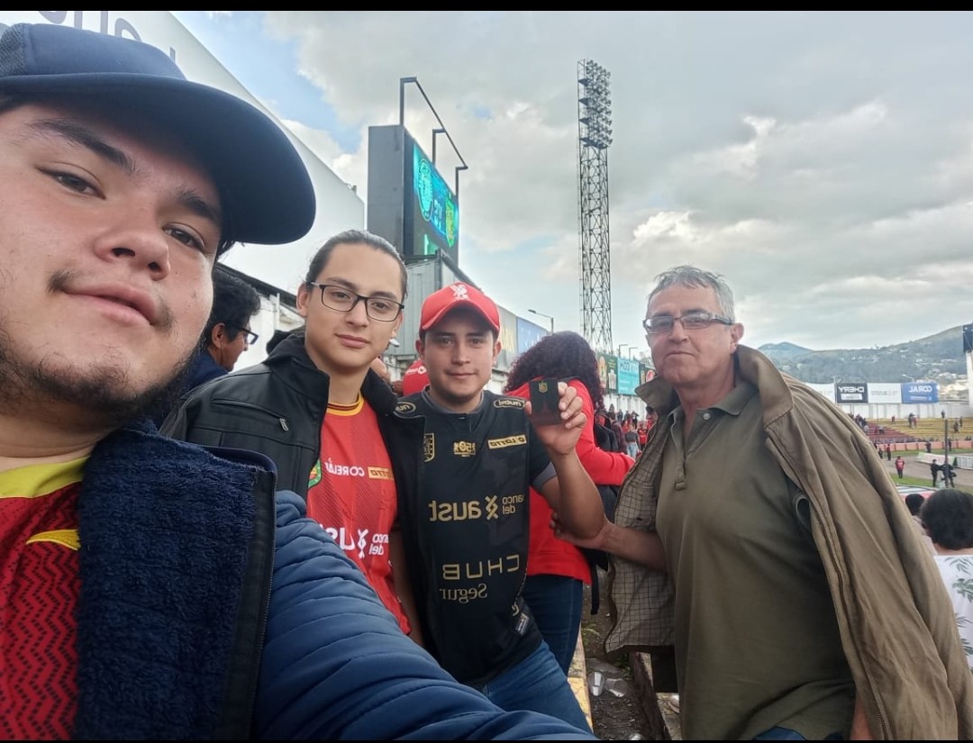 InfameLennon's tweet photo. No pude ir hoy, pero la familia siempre con el #CuenquitaDelAlma 🦁😍🤜🤛 #APPdelCuenca https://t.co/NkG85UPOJG