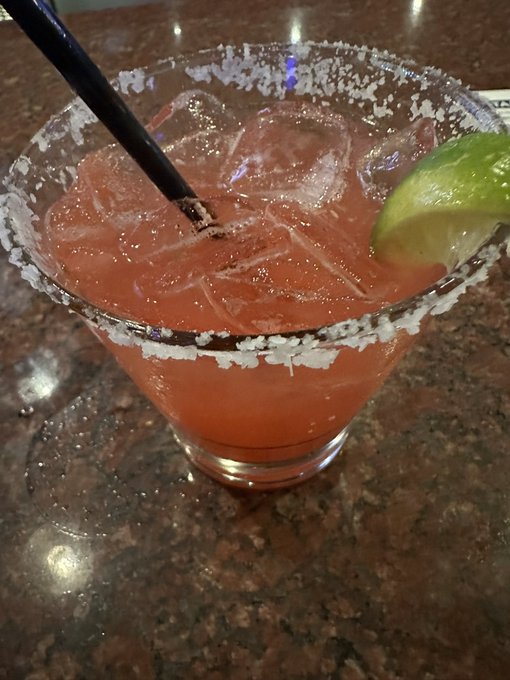 Do you like margaritas? Rt like and comment if you do and your favorite flavor!! Xoxo mwah 💋 🍑 🍹 🌶️ https://t