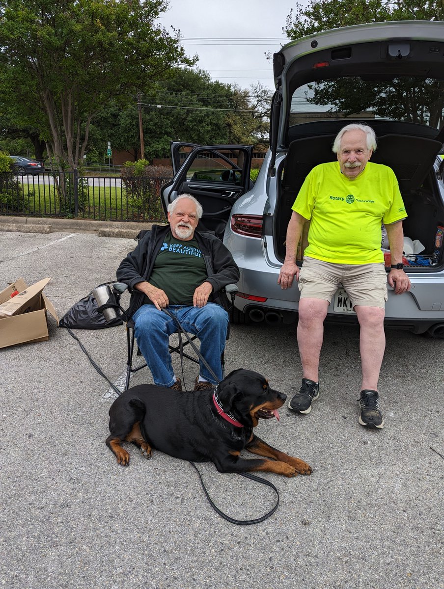 RotaryAustinUAC's tweet photo. We came, we saw, we cleaned! And we had a mascot!! @KAB_Austin @rotary5870 #PeopleHelpingPeople #CleanUp #rotary #serviceproject https://t.co/MkbToDiEoF