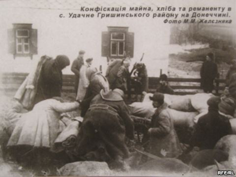FotosDeFatos's tweet photo. Confisco dos bens, pão e ferramentas na aldeia Udachne, região de Donetsk, durante o Holodomor, a grande fome que matou milhões na Ucrânia durante o comunismo soviético de Stalin, 1932-33. ©M. Zheleznyak https://t.co/MKOXlLk4kn