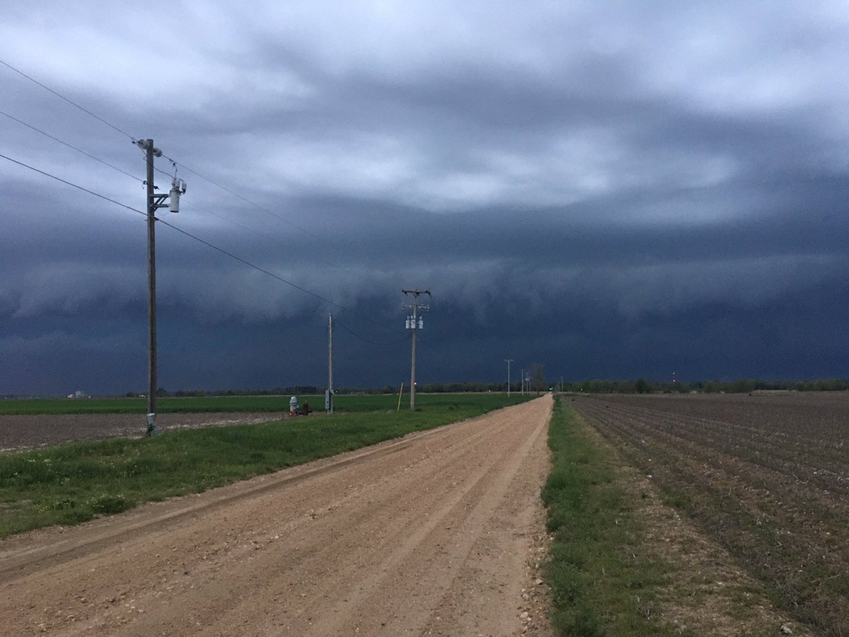 npankeywx's tweet photo. shelf moving in infront of a squall line just outside of Brookland, AR. @ryanvaughan @neachaser @NWSMemphis https://t.co/y58LkbiC29