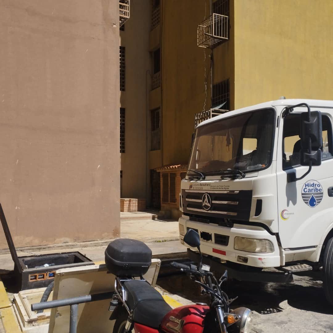 La Gobernación de #Sucre a través de <a href="/hidrocaribe/">Hidrocaribe</a> e <a href="/Inaservip/">INASERVIP</a> atendió la problemática del suministro de agua potable en la comunidad Las Gaviotas, en Cumaná #SucreEnLealtadConMaduro #ConMaduroMásRevolución