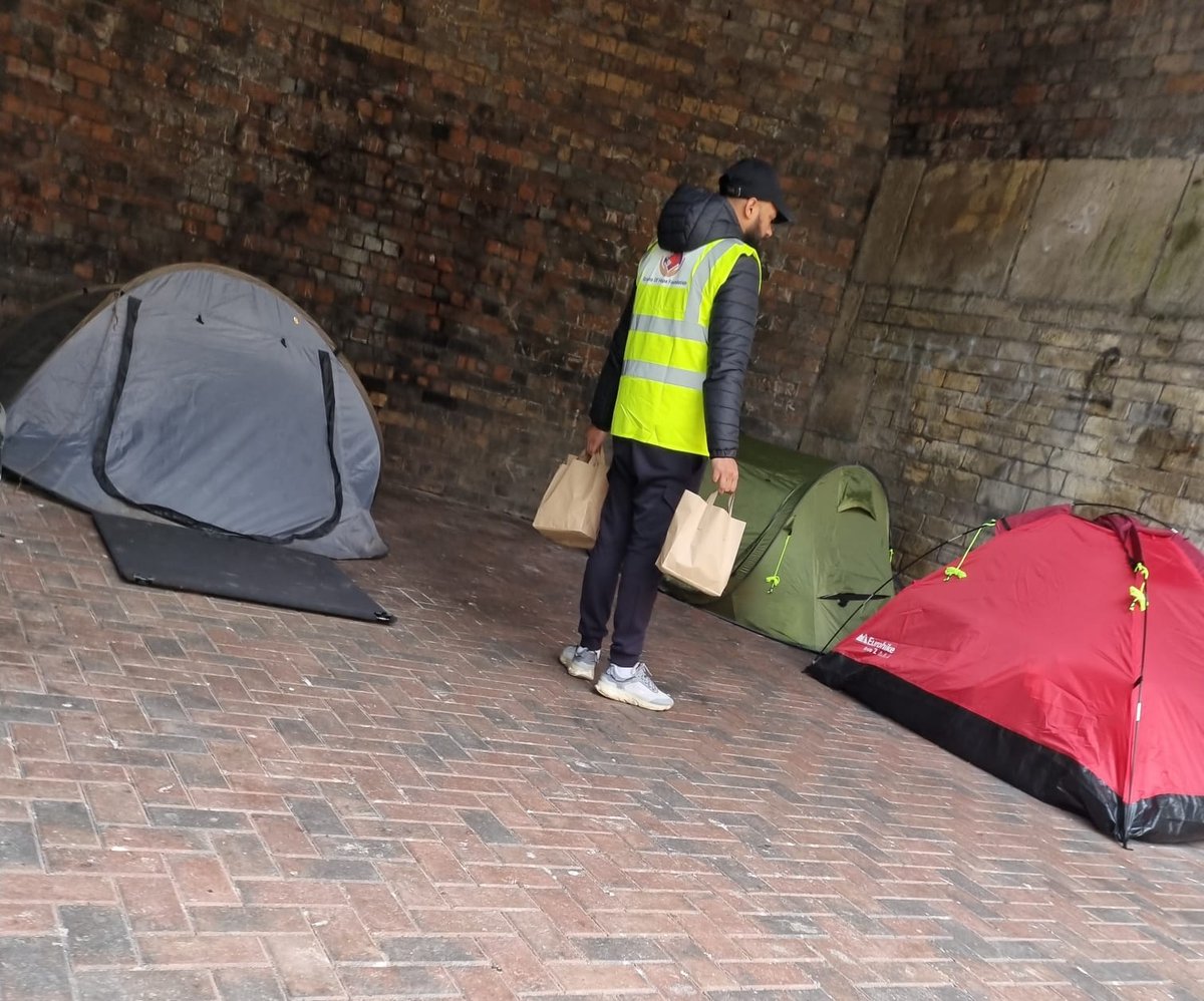 GrainsofHopeUK's tweet photo. We distributed over 100 hot meals to those in need in Bradford.
As a result, we have provided 450 meals for the homeless in Manchester, Leeds, and Bradford during the past three weeks.
A big thank you to everyone who supported this project.
#grainsofhopefoundation #GOHF https://t.co/debUrnn3P9