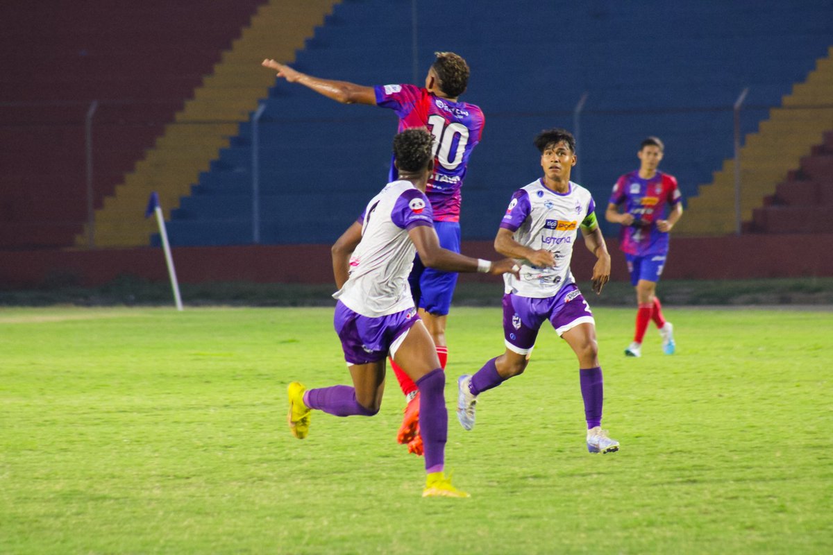 santaanamfc's tweet photo. 🔥 ¡INICIA LA SEGUNDA PARTE! 🔥

A darlo todo por estos colores, muchachos. 🔵🔴

#SantaAnaFC 1-0 #AlacranesFC

#ReyesDeLaLNF https://t.co/OL536IHLDM