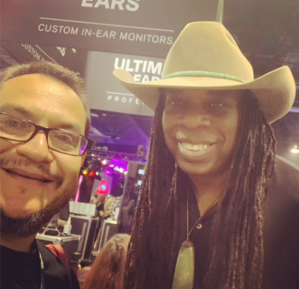 MaePelacat's tweet photo. Me encuentro al tremendo @larrymitchellsphotos en @thenammshow y paramos hablando de @federicomirandacr 

🔥🔥🔥🔥🔥

#namm2023
#larrymitchell 
#encuentrosmatizados https://t.co/z3OOThwYbs