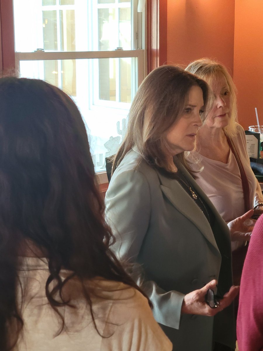 BBoxReality's tweet photo. @marwilliamson listening to the concerns of voters in NH.

#DisruptTheSystem https://t.co/axoaw5VWXR