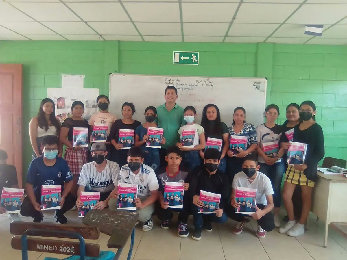 CCTipitapaR's tweet photo. Entrega de material didáctico a protagonistas del curso de Inglés A1 impartido en coordinación con La  Alcaldia municipal e Inatec #SoyTecNacional #ManaguaSandinista  #15deAbril https://t.co/cUmbms5Ct4