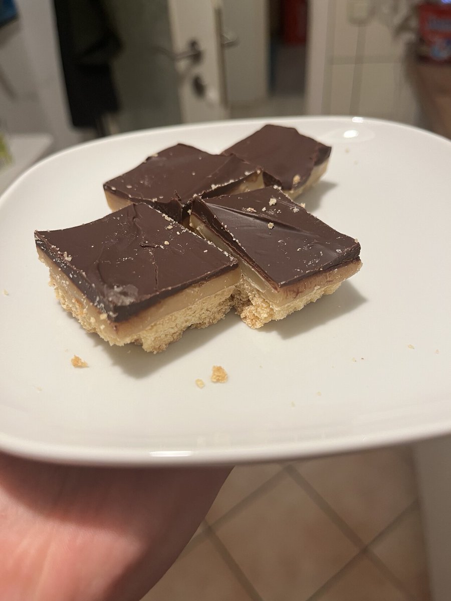 lavalaempchen's tweet photo. CW: Food (vegan), Süßigkeiten, Andeutung mh(-)

Veganes caramel shortbread! Stellt keine Fragen. Hat keine Erwartungen. Es ist einfach da und lecker https://t.co/oWqSOcWDRG