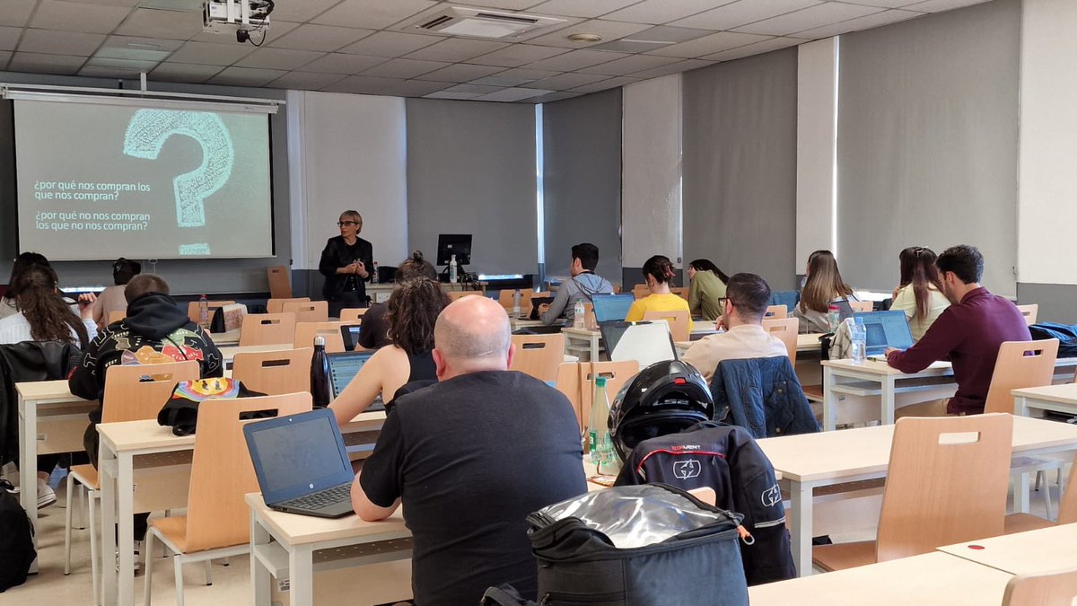 MKTpsi's tweet photo. 💚Y así termina nuestro sábado, con sesión de MKT digital en el Master de psicología forense (UCM)
Un grupo entregado (no han empezado a recoger ni a hacer ruido con los folios cuando ha llegado la hora 🤣) 
Gracias y hasta pronto 👋
#marketingdigital 
#marketingpsicología https://t.co/KmLIIkzc9z