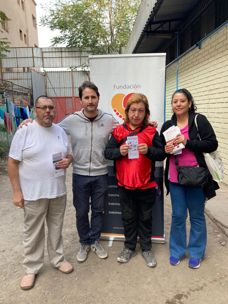 TamaraSerranoP's tweet photo. Algunas de las fotitos que nos dejó la primera jornada 2023 en @tratohechov con residentes del @Hdecristo ¡Se vienen muchas más!🧡 @Barrio_Yungay @JVBarrioYungay @Muni_Stgo @GabrielBoric @IraciHassler @ElGranYungay @rosarioxstgo @IrinaKaramanos @stgocultura #FelizSabado https://t.co/AggDHO1UC4