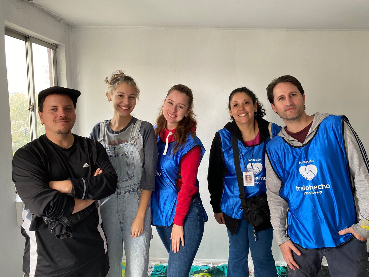 TamaraSerranoP's tweet photo. Algunas de las fotitos que nos dejó la primera jornada 2023 en @tratohechov con residentes del @Hdecristo ¡Se vienen muchas más!🧡 @Barrio_Yungay @JVBarrioYungay @Muni_Stgo @GabrielBoric @IraciHassler @ElGranYungay @rosarioxstgo @IrinaKaramanos @stgocultura #FelizSabado https://t.co/AggDHO1UC4