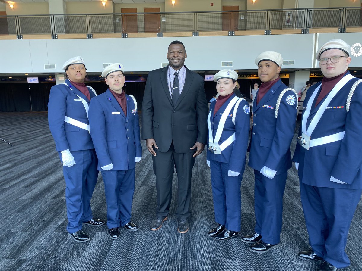 ⁦@LtColShaffer⁩ ⁦@MyFutureMyWay⁩ ⁦@SonyaBrooks71⁩ ⁦@MrsLMarshall⁩ ⁦@PantherNation_1⁩ ⁦@meganln88⁩ ⁦@Champion4Chldrn⁩Maplewood HS AFJROTC Color Guard with James Stone at the MNPS Sports Hall of Fame Induction Ceremony! What a great day!