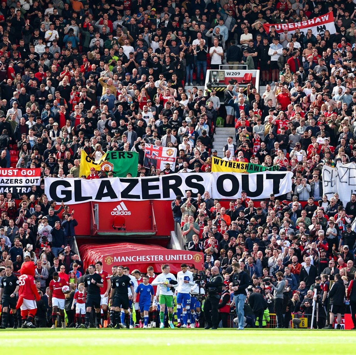 mufc7Glazersout's tweet photo. Glazer's Fcuk off! Who wants to start the BIGGEST Glazer's Out 🔗 ever! Just continually Quote tweet &amp; retweet back! #GlazersOut #QatarIn https://t.co/apASAhEIWq