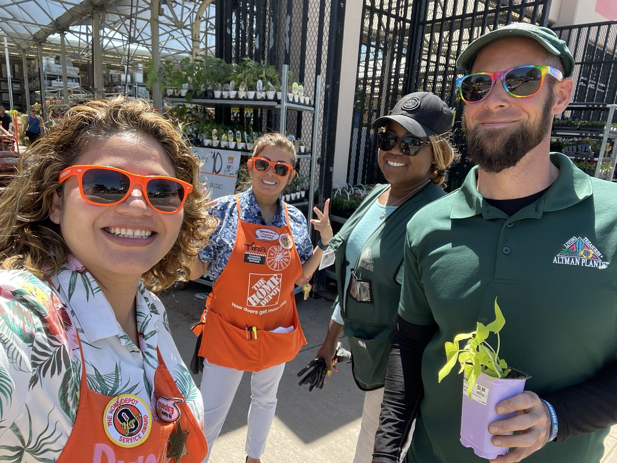 DulceHD551's tweet photo. 🌸🌷🍊🧡Thank you to all our wonderful vendors who showed up today to help us drive sales at 551🌸🌷🍊 https://t.co/61bL4GyY2O