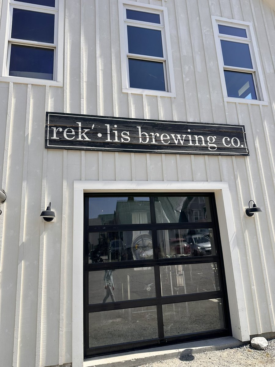 BstnBurgerClub's tweet image. Great burger and amazing beers at Rek’ Lis Brewing in Bethlehem, NH!  #getreklis #burgers #breweries