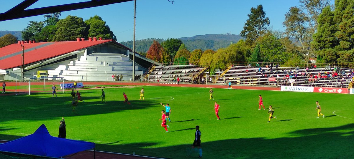 decultoradio's tweet photo. EN VIVO | Entretiempo en el Estadio Parque Municipal: @depvaldivia 0 - 0 Lautaro de Buin por la fecha 6 de la Segunda División. Relata: Pablo Pincheira - https://t.co/W1cCXVCXWP #VamosTorreon #Valdiviacl https://t.co/NA3W219Vnr