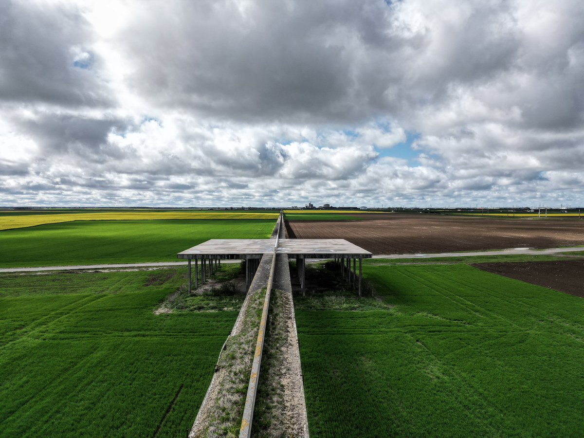 Blossier's tweet photo. La Voie d'essai de l'aérotrain d'Orléans, 18 km de béton brut au service d’une utopie géniale de l’ingénieur Jean Bertin, plantée au cœur de la Beauce depuis les années 60.
#aerotrain #jeanbertin #train #beton #concrete #brutalisme #utopie #orleans #beauce https://t.co/B3K1fXqJoc