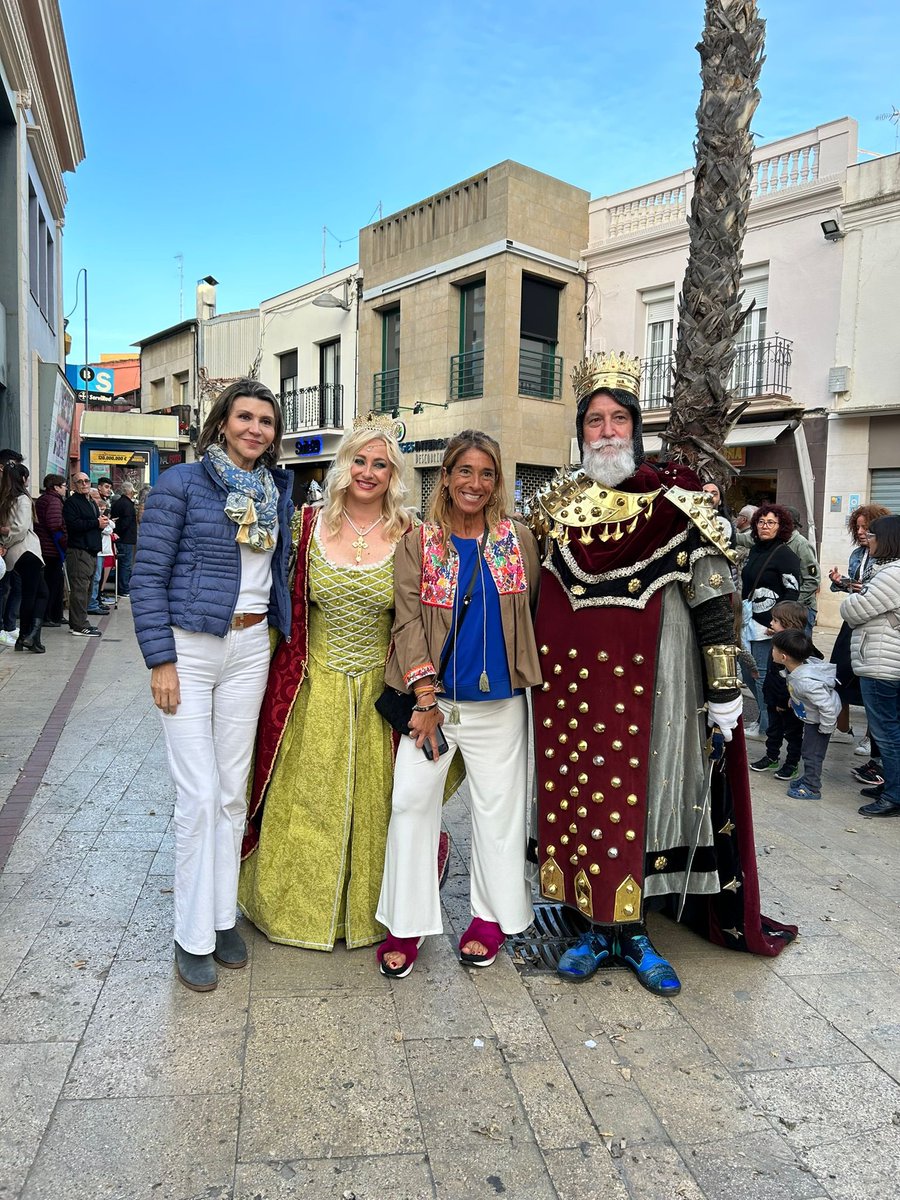 Intensa tarde de sábado acompañando a Mónica Parés, candidata a la alcaldía de Gavà, compartiendo con ella la visita a la Falla y el desfile de moros y cristianos. Un lujo de candidata, trabajando cada día a pie de calle y al servicio de todos.