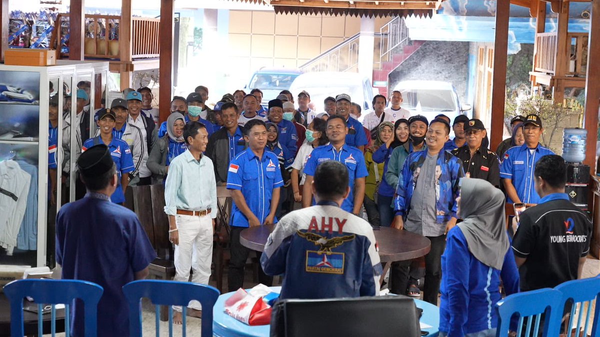 BanyuwangiS14P's tweet photo. Berbagi adalah sebuah kewajiban manakala seseorang sdh dirasa mampu utk berbagi oleh karena itu tuntaslah salah satu kewajiban Ketua Bp @Michael27179015 ktk kmrn membagikan 1400 bingkisan lebaran utk pengurus DPC, DPAC dan Ranting. Barokallah 🤲🤲 https://t.co/3HRYGer46m