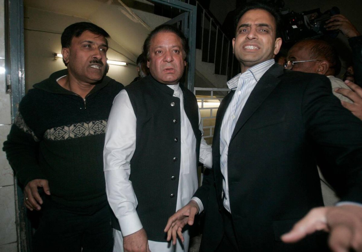 RotiKholDeyo's tweet photo. 27 December 2007
When Benazir Bhutto was assassinated, Nawaz Sharif was in Rawalpindi too holding a rally.
Upon hearing the news, he rushed minutes after the blast to the hospital 3 km away from Liaquat Bagh.
He was the first political leader to console the grieving jiyalas. https://t.co/WJOGNr6lCJ