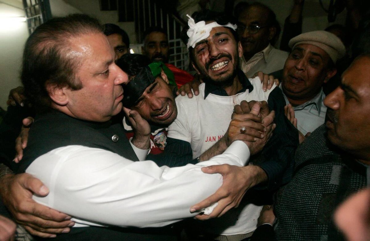 RotiKholDeyo's tweet photo. 27 December 2007
When Benazir Bhutto was assassinated, Nawaz Sharif was in Rawalpindi too holding a rally.
Upon hearing the news, he rushed minutes after the blast to the hospital 3 km away from Liaquat Bagh.
He was the first political leader to console the grieving jiyalas. https://t.co/WJOGNr6lCJ