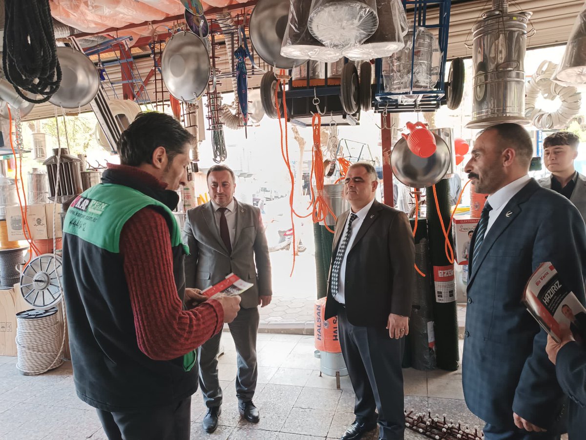 Şehitkamil İlçesi Milletvekili adayı Sayın Av. Mehmet Akgül ve Gaziantep Milletvekili adayımız Şükrü Yılmaz ve Şehitkamil İlçe teşkilatı Başkanlarımız Şehitkamil bölgesinde Esnaf ziyaretilerini gerçekleştirdik <a href="/erbakanfatih/">Dr. Fatih Erbakan</a> @selami_demirkol27 <a href="/mehmetasila/">Muhammed Erdoğan</a> @unsalduranyilmaz