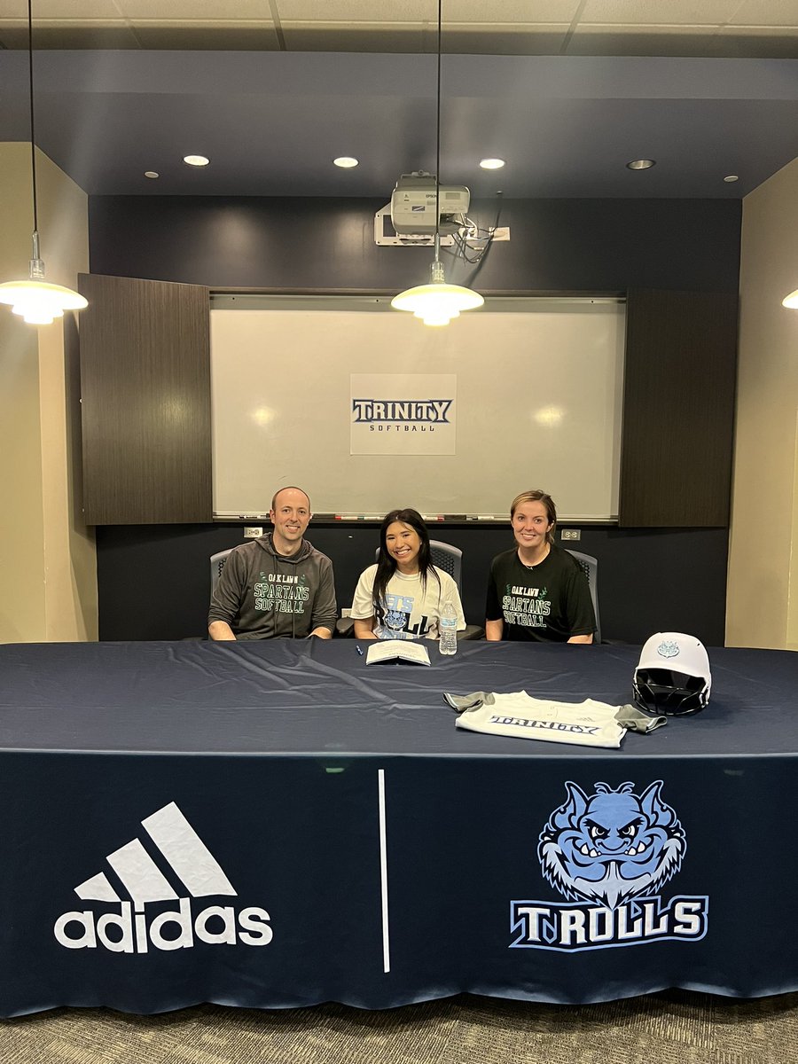 alexisvilla024's tweet photo. Excited For the Next 4! @OakLawnSoftball @TrollsSoftball https://t.co/87OUxhlUBT