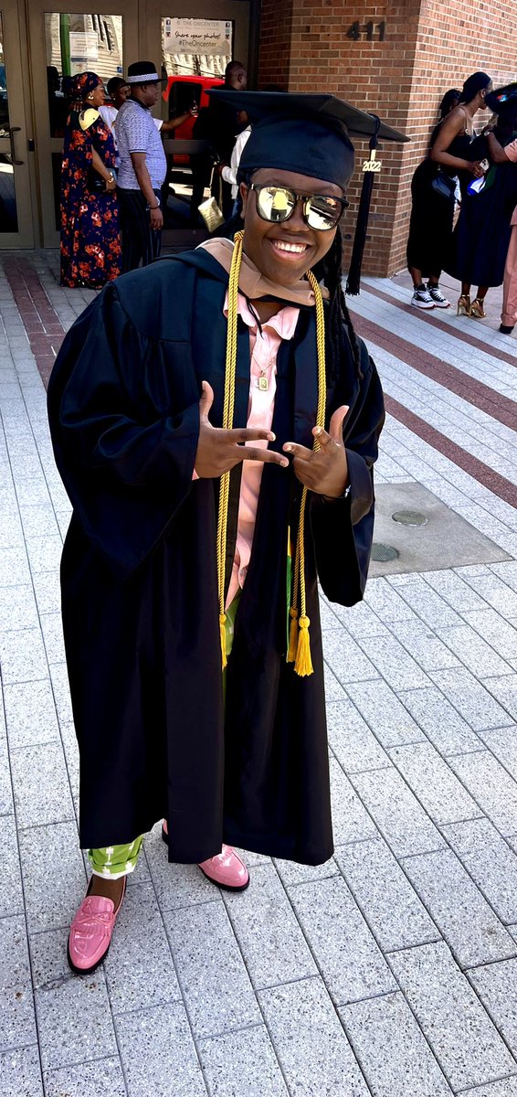 Kah_Arii's tweet photo. Y’all twitter buddy graduated today!🙏🏾🎉🍾 https://t.co/qZvli4GByW