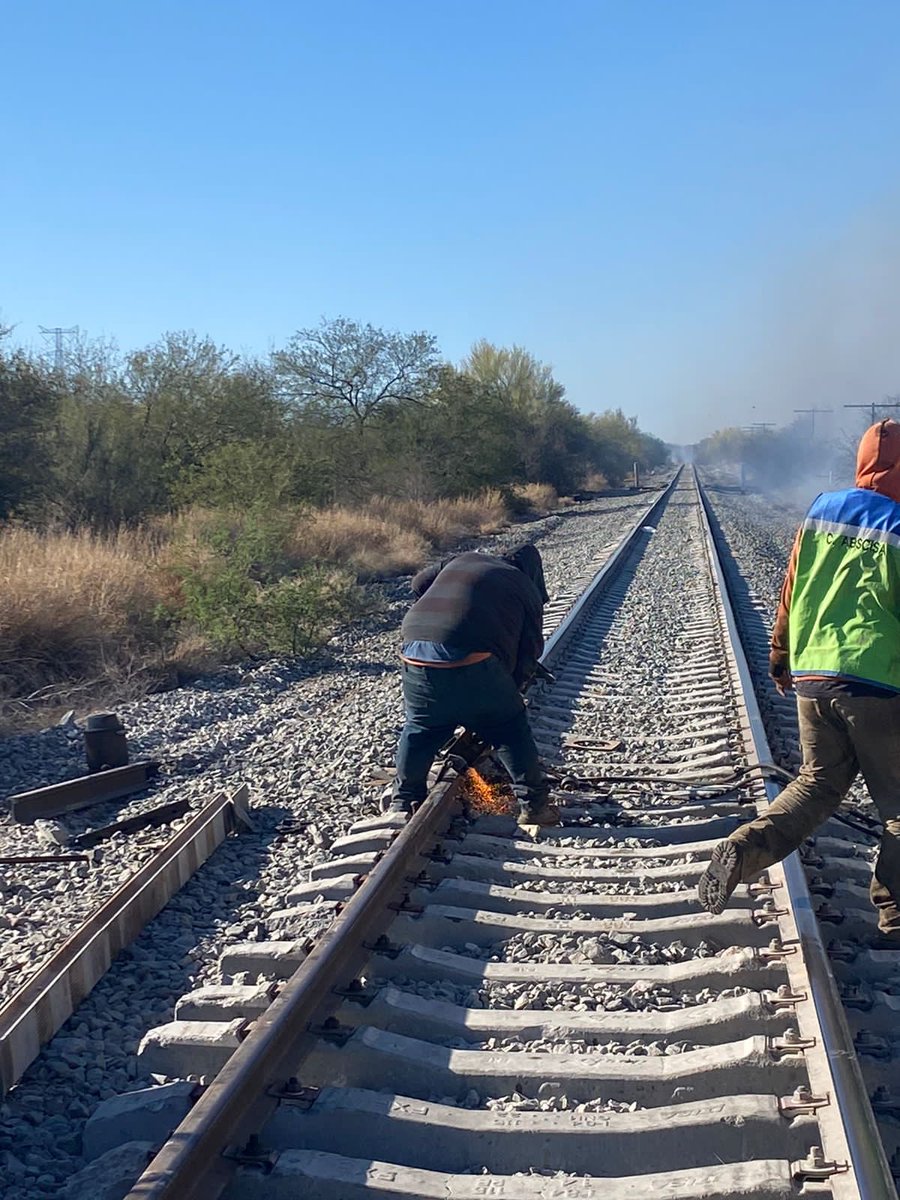 michelleriveraa's tweet photo. ⚠️ATENCIÓN: vean a estos contratistas de @Ferromex ; Sin seguridad, sin equipo especial en reparaciones básicas pero peligrosas. También generan incendios, pero supongo que a ellos NO SE LES TOCA !!! 

20 km al sur de Estacion Torres, hacia La Misa, sur de #Hermosillo https://t.co/QaRL4xZEGO