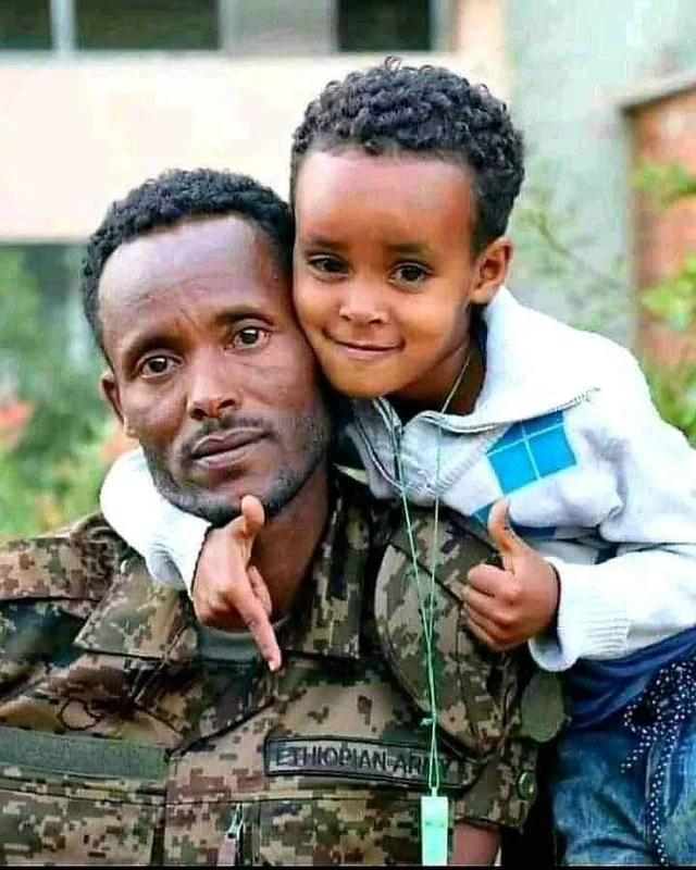 DawitDjote's tweet photo. Z reason why most sane 🇪🇹ns never ever compare #ENDF with village specially forces b/c #ENDF is ready to sacrifice for its country in every part of z country. This hero member of #ENDF left behind his infant kid& scarified during north conflict of z county represent all #ENFD. https://t.co/tTUjfJtGW7
