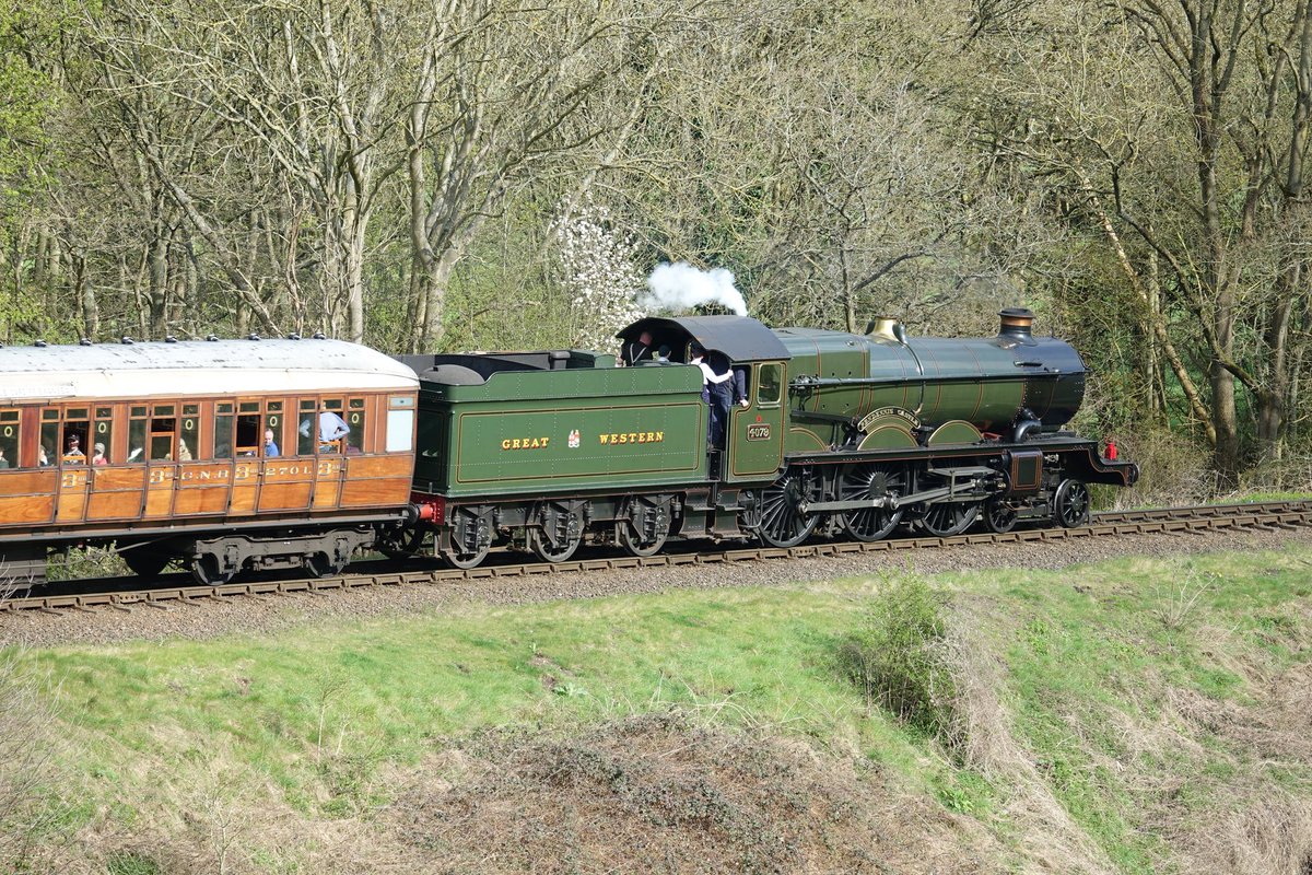 LifeboatInFocus's tweet photo. How about this beauty - guest loco from @DidcotRailwayC 4079 #pendenniscastle looking stunning steaming in the sunshine along @svrofficialsite #heritage #railway line this afternoon. #SVRFamily #GWR #steamgala #springsteamgala https://t.co/JNtgAVwrnf