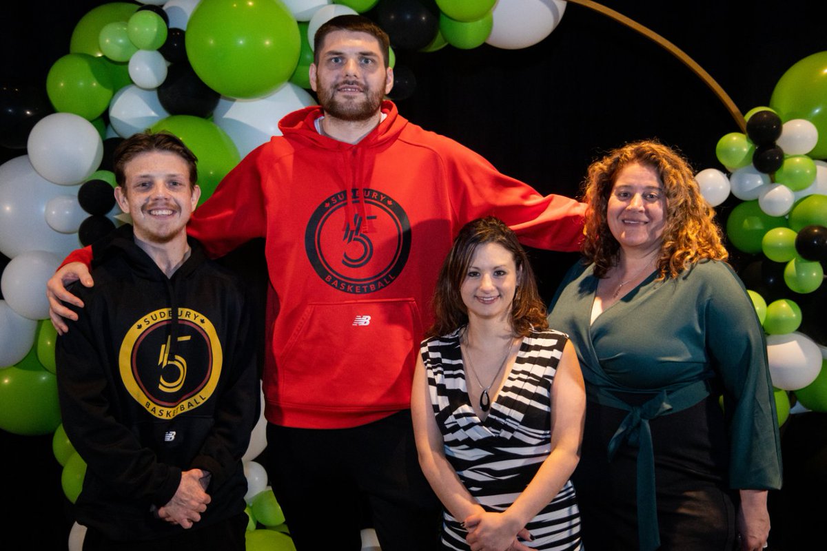 collegeboreal's tweet photo. 📣 C'EST JOUR DE MATCH!
Nous avons eu le plaisir d'accueillir lors du gala sportif des Vipères Michael Brovac et Justin Shaver des Sudbury Five. 🏀
Soirée bilingue, on est avec vous!
#CollègeBoréal #FierCommanditaire https://t.co/wklqv1TXTr