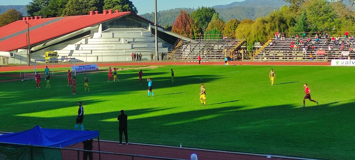decultoradio's tweet photo. EN VIVO | Ya se juega el segundo tiempo en el Estadio Parque Municipal: @depvaldivia 0 - 0 Lautaro de Buin por la fecha 6 de la Segunda División. Relata: Pablo Pincheira - https://t.co/W1cCXVCXWP #VamosTorreon #Valdiviacl https://t.co/RyvimicR7f