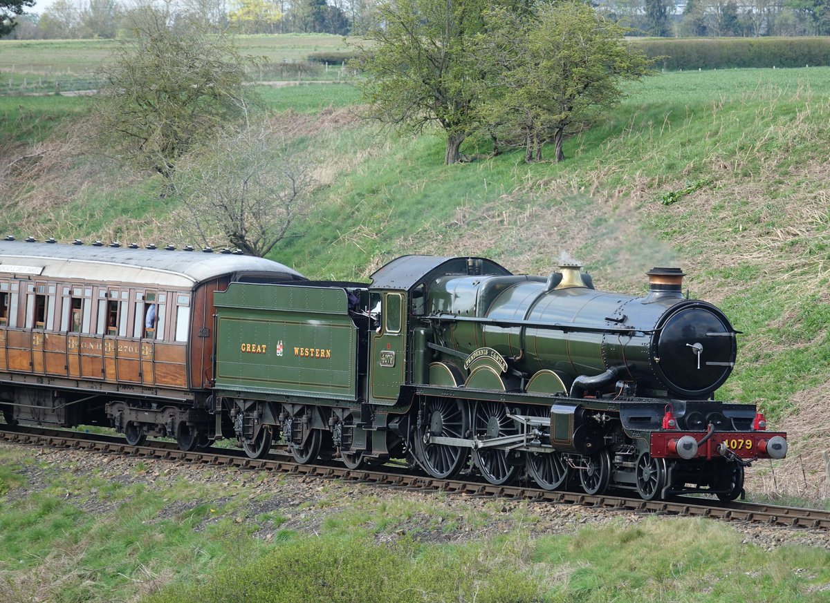 LifeboatInFocus's tweet photo. How about this beauty - guest loco from @DidcotRailwayC 4079 #pendenniscastle looking stunning steaming in the sunshine along @svrofficialsite #heritage #railway line this afternoon. #SVRFamily #GWR #steamgala #springsteamgala https://t.co/JNtgAVwrnf