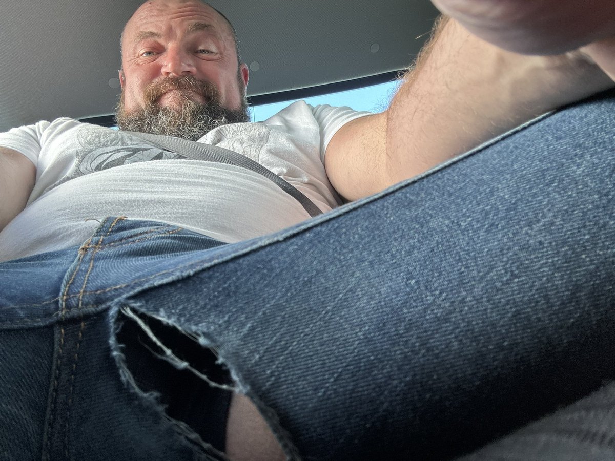 Arrived in Gainesville FL to do a keynote for the “Comics in Conflict” conference at UF to promptly discover that there was a huge tear in my pants! So I guess I’ll be doing my talk in jean shorts haha