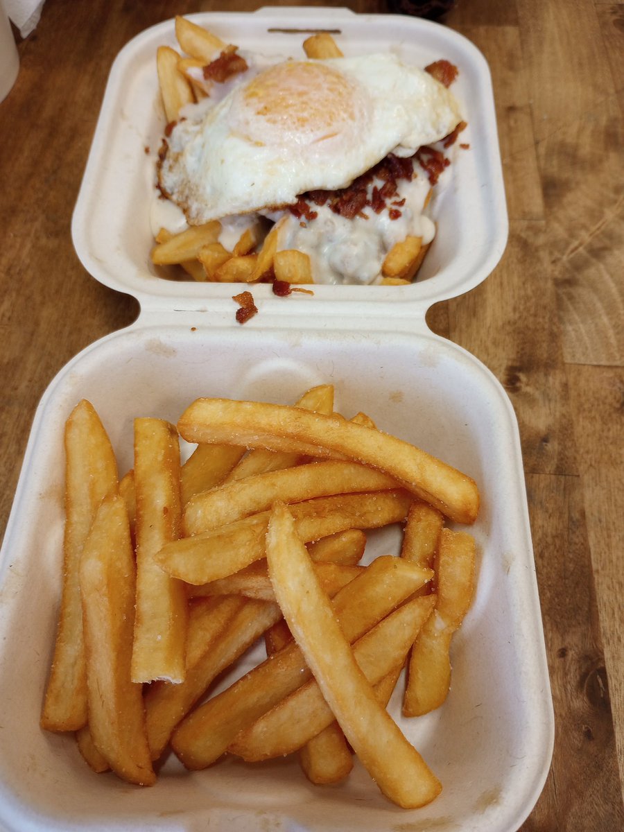 BitchnBiscuitAK's tweet photo. Who else loves gravy fries? Bacon and eggs to top it off, mmmm mmmm.
#foodtruck #alaska #biscuitsandgravy https://t.co/aP6ntrQom0