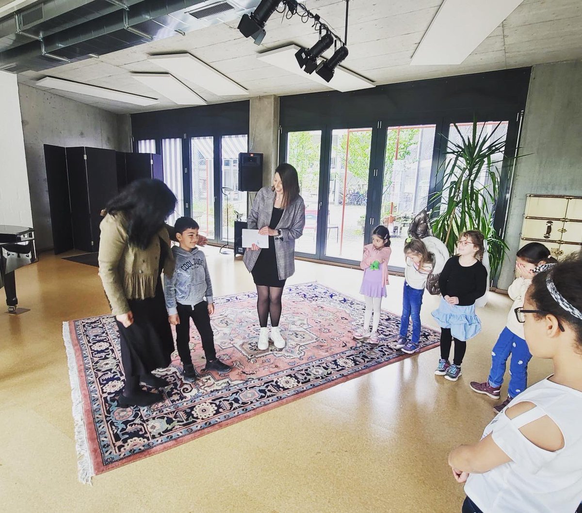 DevaDernegi's tweet image. Zürih Türk Musiki Cemiyeti çocuk korosu tarafından çok manalı bir bağış aldık. Çocuklarımız deprem bölgesi için kendi oyuncaklarını satıp küçük bir konser vererek elde ettikleri miktarı Deva Derneğine bağışladı.
Minnetarız 🙏🏻