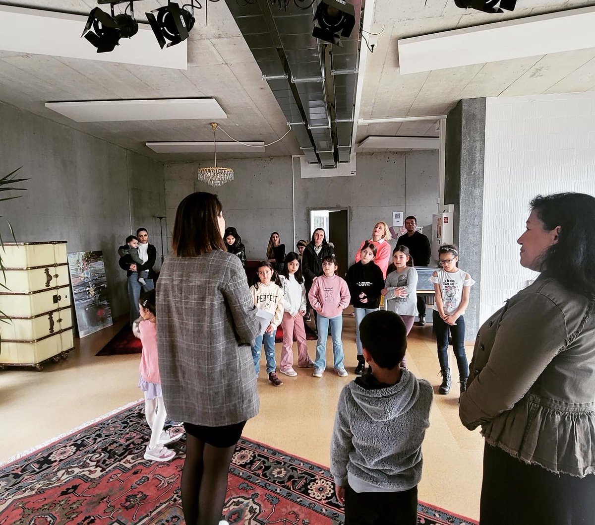 DevaDernegi's tweet image. Zürih Türk Musiki Cemiyeti çocuk korosu tarafından çok manalı bir bağış aldık. Çocuklarımız deprem bölgesi için kendi oyuncaklarını satıp küçük bir konser vererek elde ettikleri miktarı Deva Derneğine bağışladı.
Minnetarız 🙏🏻