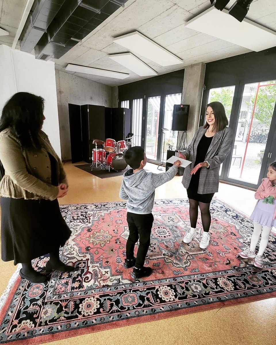 DevaDernegi's tweet image. Zürih Türk Musiki Cemiyeti çocuk korosu tarafından çok manalı bir bağış aldık. Çocuklarımız deprem bölgesi için kendi oyuncaklarını satıp küçük bir konser vererek elde ettikleri miktarı Deva Derneğine bağışladı.
Minnetarız 🙏🏻