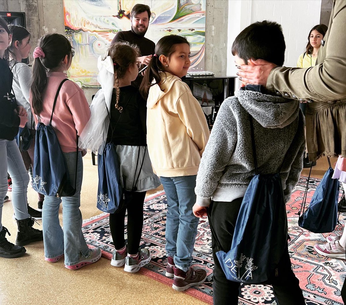 DevaDernegi's tweet image. Zürih Türk Musiki Cemiyeti çocuk korosu tarafından çok manalı bir bağış aldık. Çocuklarımız deprem bölgesi için kendi oyuncaklarını satıp küçük bir konser vererek elde ettikleri miktarı Deva Derneğine bağışladı.
Minnetarız 🙏🏻